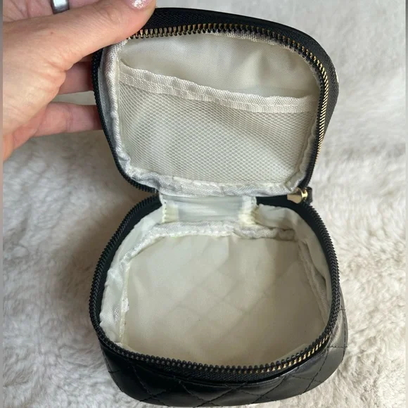 Elegant 2 Piece Black Quilted Women's Bag Set - Picture 6 of 13